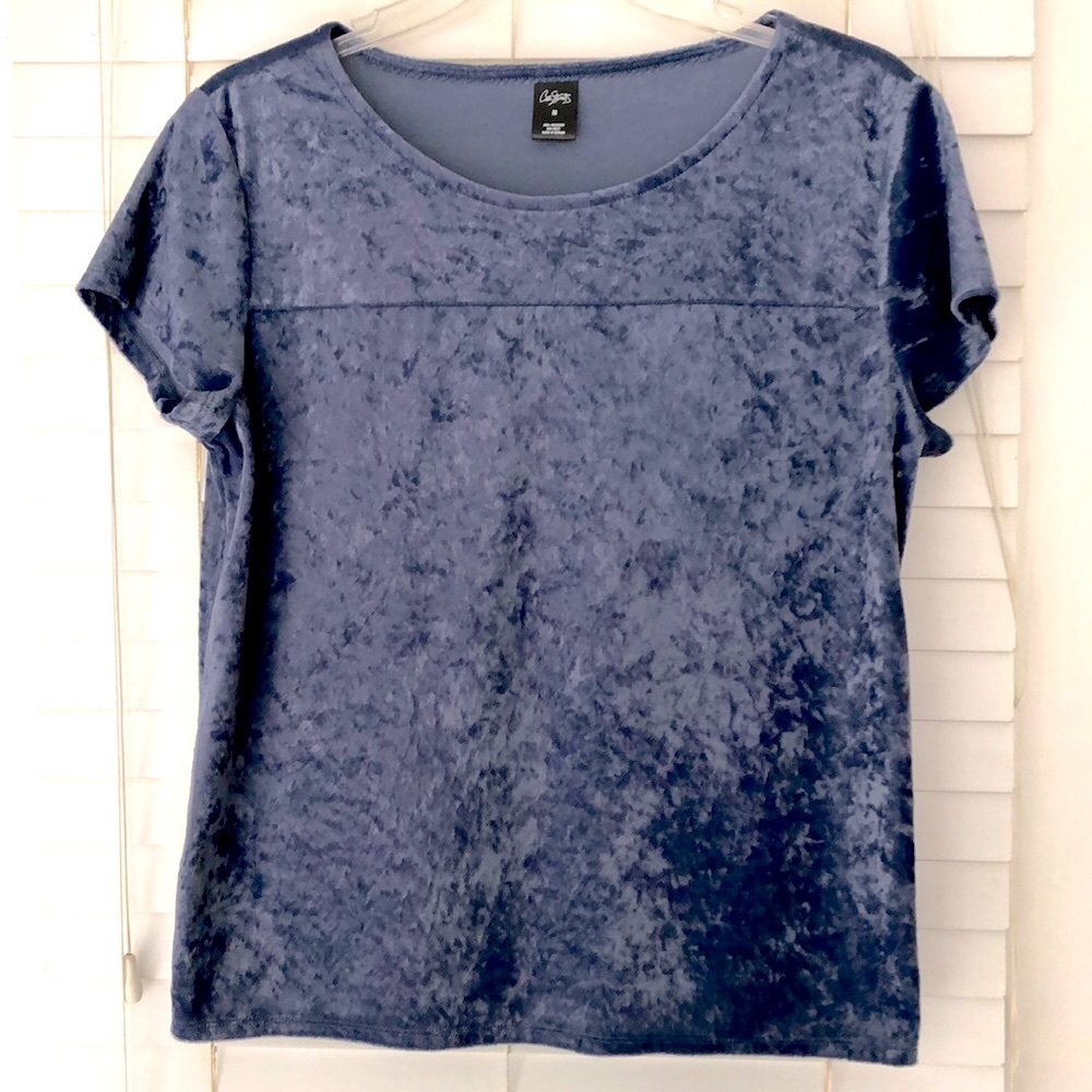 City Streets Top SZ M Blue Velvety  Like new!